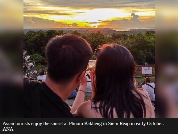 시엠립의 프놈바켕에서 석양을 즐기고 있는 아시아 관광객  / 사진 = 프놈펜 포스트