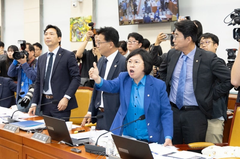 "에휴 이 찌질한 놈아" <b>문자 폭로</b>…여야 국감장서 '난투극'