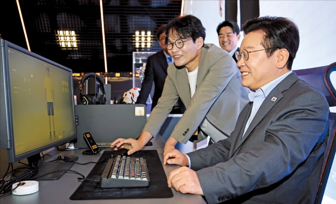 이재명 대통령이 15일 서울 성동구 복합문화공간 펍지(PUBG) 성수에서 K-게임현장간담회가 시작하기 전 크래프톤의 신작 게임 '인조이'를 체험하고 있다.  김범준 기자