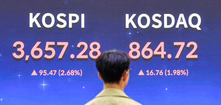 코스피가 3650을 돌파하며 사상 최고치를 경신한 지난 15일 오후 서울 여의도 한국거래소 현황판. /사진=뉴스1