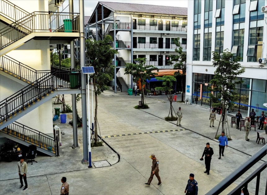< 텅 빈 범죄단지 > 캄보디아 경찰이 지난 16일 수도인 프놈펜 인근 타케오주에 있는 한 범죄단지 내부를 순찰하고 있다. 훈 마네트 캄보디아 총리는 이날 김진아 외교부 2차관을 만나 한국인을 겨냥한 각종