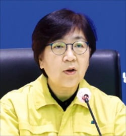 정은경 보건복지부 장관이 17일 정부서울청사에서 중앙재난안전대책본부 회의를 주재하고 있다.  뉴스1