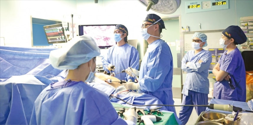 최규성 삼성서울병원 이식외과 교수(왼쪽 세 번째)가 복강경을 활용해 간 이식 수술을 하고 있다. /삼성서울병원 제공