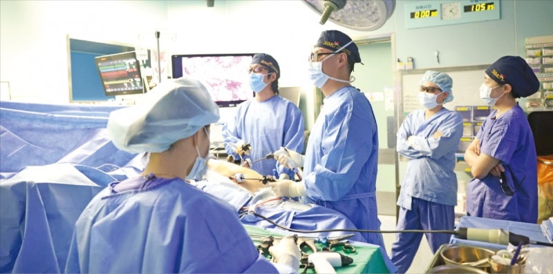수술법 표준화로 개복없이 복강경 간이식…세계 최고 권위자