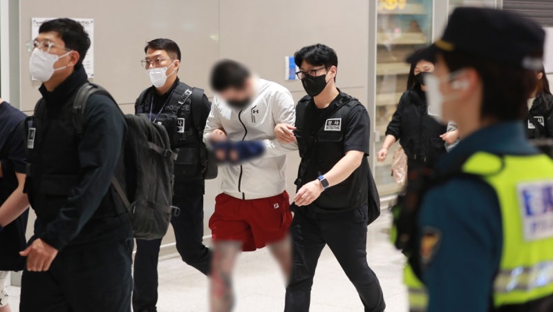 <b>캄보디아</b>서 <b>송환</b>된 64명…경찰, 피싱 수사 본격 시작