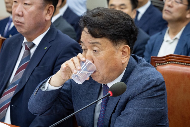 [속보] 경찰, '<b>돈봉투</b> 수수 <b>의혹</b>' <b>김영환</b> 충북<b>지사</b> 소환
