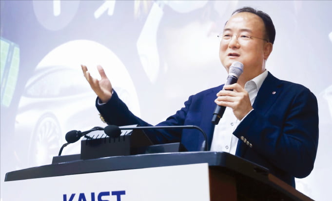 문혁수 LG이노텍 대표가 지난 17일 대전 KAIST에서 후배들에게 리더십 특강을 하고 있다. 문 대표는 학·석·박사 과정을 모두 KAIST에서 마쳤다.  LG이노텍 제공