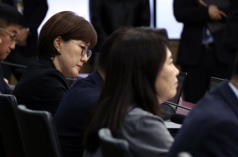 [단독] <b>김현지</b>, 국감 첫날 휴대폰 교체…李 의혹 때마다 바꿨다