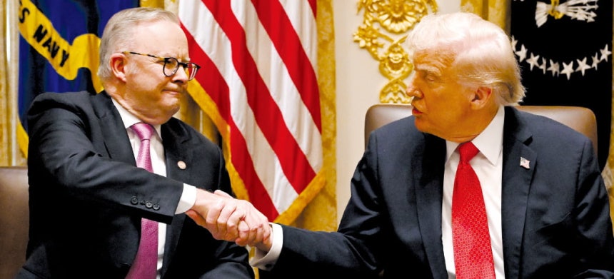 &lt; 호주와 손잡은 트럼프 &gt; 도널드 트럼프 미국 대통령이 20일(현지시간) 백악관에서 앤서니 앨버니지 호주 총리와 정상회담을 한 후 악수하고 있다. 미국과 호주는 중국의