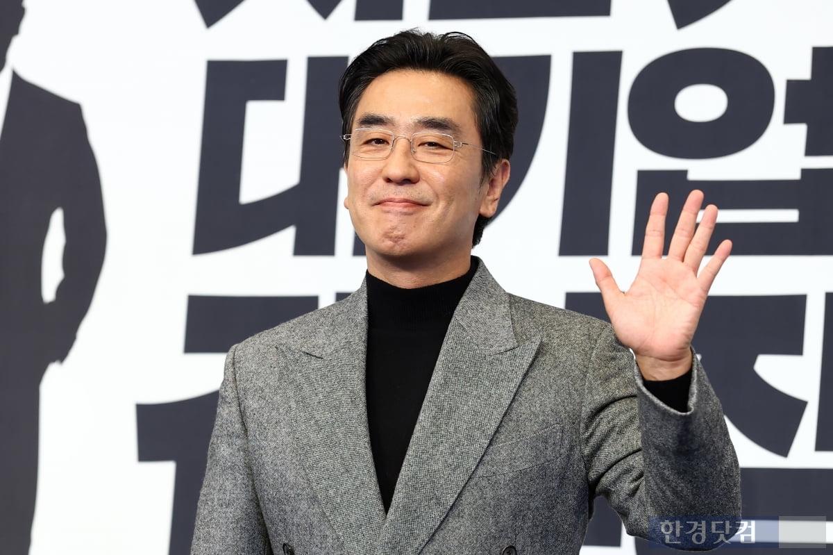 [포토] <b>류승룡</b>, '멋짐 뽐내는 <b>김부장</b>'