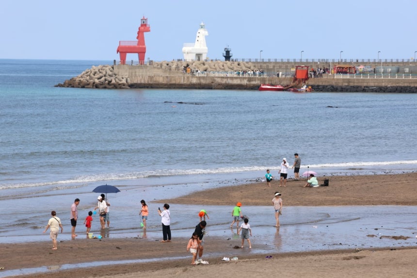 13일 오전 제주시 이호해수욕장을 찾은 관광객이 물놀이를 하고 있다. 사진=연합뉴스