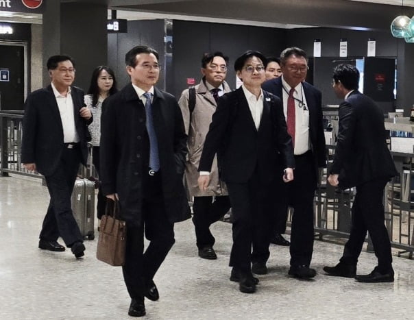 22일(현지시간) 오전 미국 워싱턴 덜레스 공항에 들어서고 있는 김용범 정책실장(맨 왼쪽)과 김정관 산업통상부 장관(가운데) / 워싱턴=이상은 특파원
