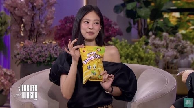 '블랙핑크' 제니가 미국 '제니퍼 허드슨쇼'에서 바나나킥을 소개하고 있는 모습 사진=유튜브 캡처