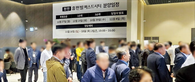 "전용 84㎡ 발코니 확장하면 물놀이 튜브도 설치 가능해요"