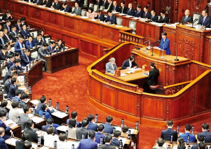 인플레에도 돈 풀겠다는 다카이치…"아베노믹스 망령"