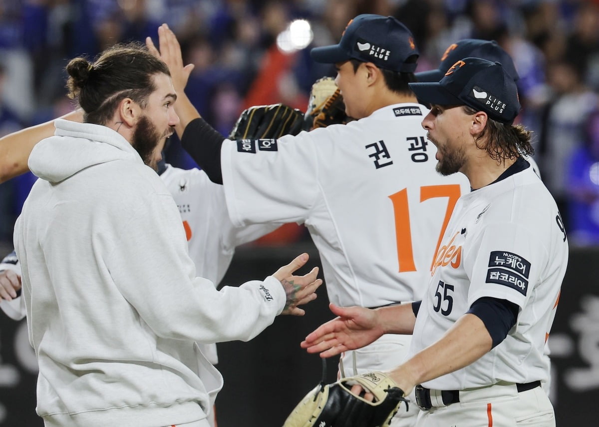 [속보] <b>한화</b>, 19년 만에 <b>한국시리즈 진출</b> '<b>LG</b> 나와라'