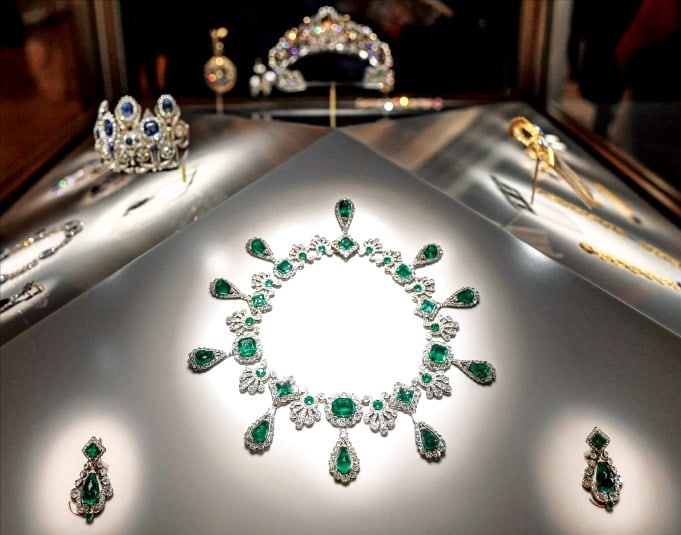 7분 만에 털렸다…1500억 왕실 보석과 사라진 佛 루브르 자존심