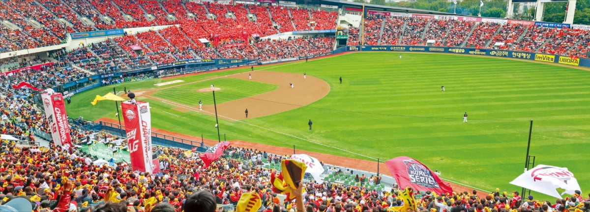 "26년의 기다림" vs "통합우승 한번더"…한국시리즈 막 올랐다