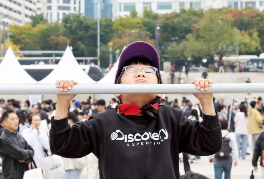 &lt; 턱걸이 하나만 &gt; 더 26일 서울시 주최로 여의도 한강공원에서 열린 '9988 서울체력장'에서 한 어린이가 철봉을 잡고 턱걸이를 하고 있다.  연합뉴스