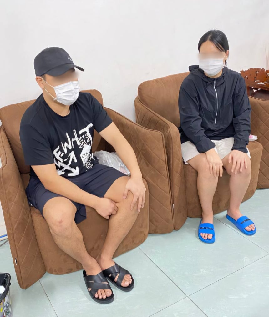 특경법상 사기 혐의로 울산경찰청이 추적 중인 강모(32)·안모(29) 부부. 이들은 캄보디아에서 한국인을 상대로 '로맨스스캠' 범죄를 벌여 100여 명으로부터 약 120억 원을 가로챈 것으로 조사됐다. 지난 2월 3