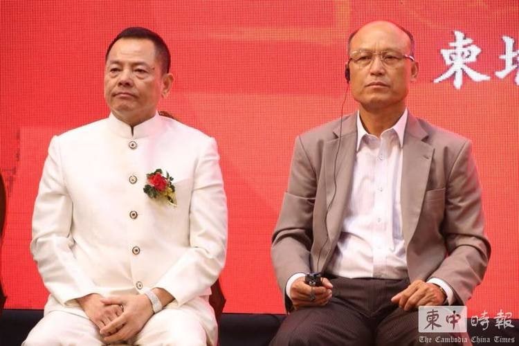 2018년 열린 '홍문협회' 설립 기념 행사에서 완 콕코이와 캄보디아 장군 사오 소카가 함께 단상에 오른 모습. 이날 행사엔 캄보디아 인민당의 핵심 인물인 멤산안 등 정치인과 다수의 거물급 정부 인사들이 참석했다./