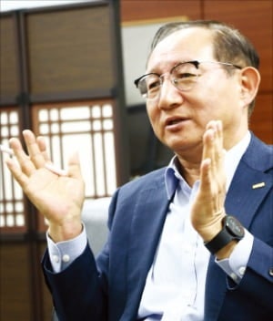 "숨쉴 틈 없는 韓 청소년들…시험보다 경험 중요"