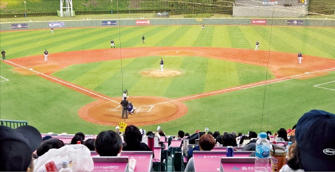 지난 25일 울산 문수야구장에서 열린 '울산-한국야구위원회 가을리그'에 1185명의 관중이 몰려 대회 최다 관중 기록을 경신했다. /울산시 제공