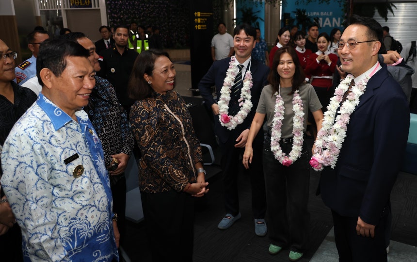 À̽ºÅ¸Ç×°øÀÇ Àεµ³×½Ã¾Æ ¸¶³ªµµ ù ÃëÇ×À» ±â³äÇØ ºòÅÍ ¸¶À϶ûÄ«ÀÌ(Victor Mailangkay) Àεµ³×½Ã¾Æ ºÏ¼ú¶ó¿þ½ÃÁÖ ºÎÁö»ç(¿ÞÂÊ) ¹× °ü±¤±¹ °ü°èÀÚµéÀÌ À̰æ¹Î À̽ºÅ¸Ç×°ø Ä¿¸Ó¼Èº»ºÎÀå(¿À¸¥ÂÊ)À» ºñ·ÔÇÑ Å¾½Â°´µé¿¡