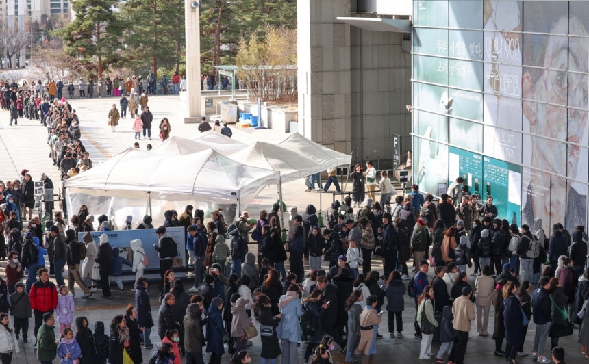 지난 3월 폐막한 국립중앙박물관과 한국경제신문의 '비엔나 1900, 꿈꾸는 예술가들' 특별전 전시장 앞에 관람객의 줄이 길게 늘어서 있다. 한경DB