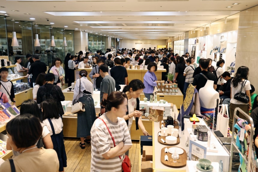 지난 8일 '케데헌 효과'로 북적이는 박물관 뮷즈샵의 모습. 뉴스1