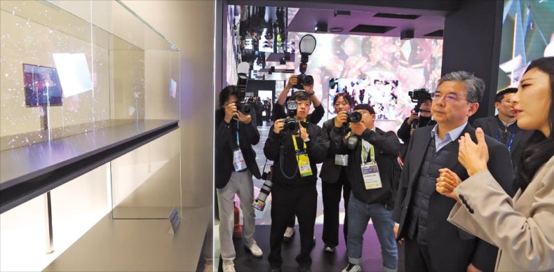 삼성, 2번 접는 트라이폴드폰…현대차, 로봇·수소차 'K테크 과시'