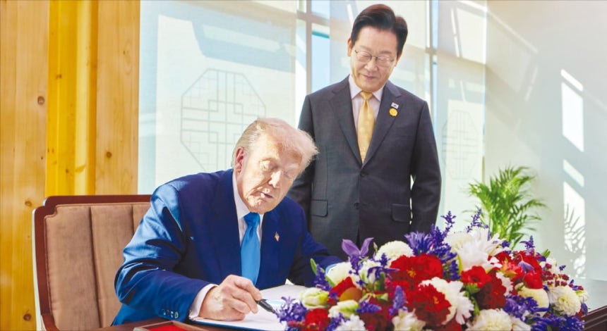 &lt; 경주박물관서 방명록 작성하는 트럼프 &gt; 이재명 대통령이 29일 한·미 정상회담이 열린 국립경주박물관에서 도널드 트럼프 미국 대통령이 방명록을 작성하는 모습을 보고 있