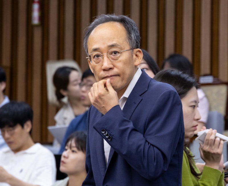 [속보] <b>추경호</b>, <b>내란특검</b> 도착…'계엄해제 방해 의혹' 피의자 조사