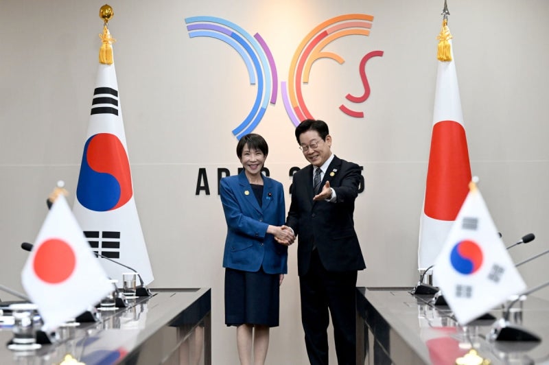 李 대통령, 다카이치에 "<b>한일 미래지향</b>적 <b>협력</b> 강화해야" [APEC 2025]