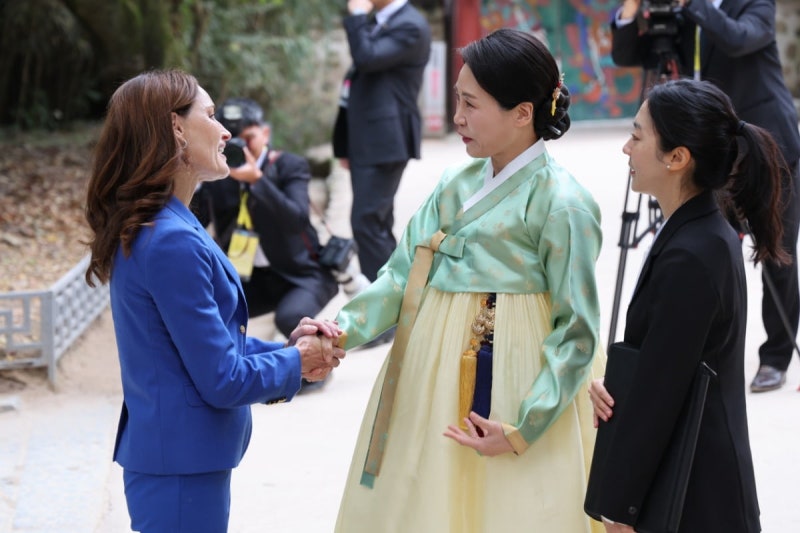 "다홍 치마 이어 연두빛 저고리"…<b>김혜경 여사</b> 한복 멋 뽐냈다 [<b>APEC</b> 2025...