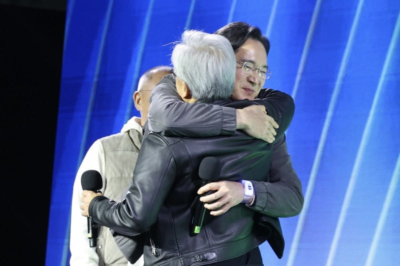 "한국 기쁘게 할 발표" 예고한 <b>젠슨 황</b>…'품귀' GPU 26만장 풀었다 [종합...