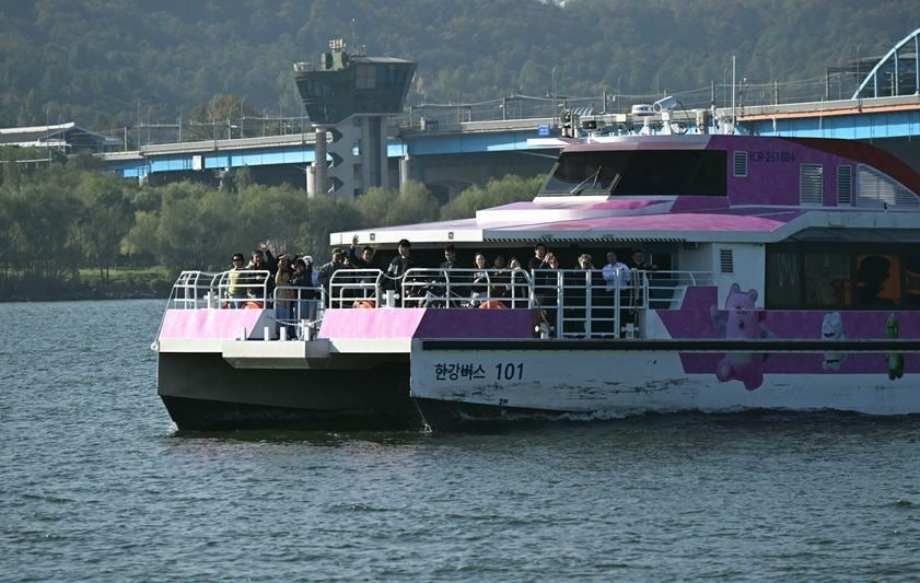 1일 오후 한강버스에 탑승한 시민들이 갑판 위에서 손을 흔들고 있다. 서울시 제공