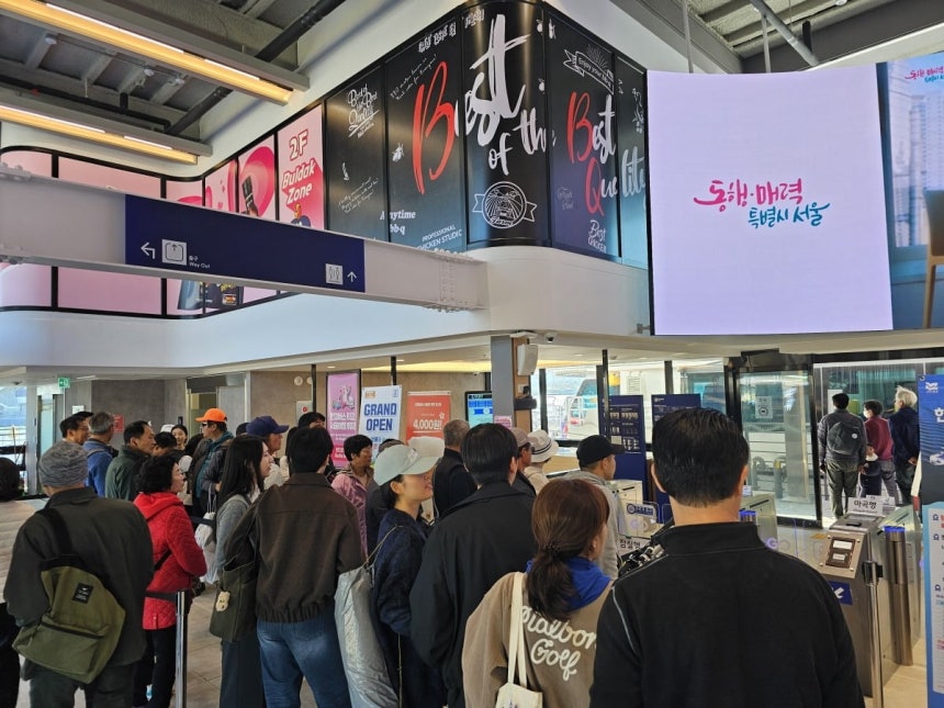 1일 오후 망원선착장에서 시민들이 한강버스를 기다리고 있다. 권용훈 기자