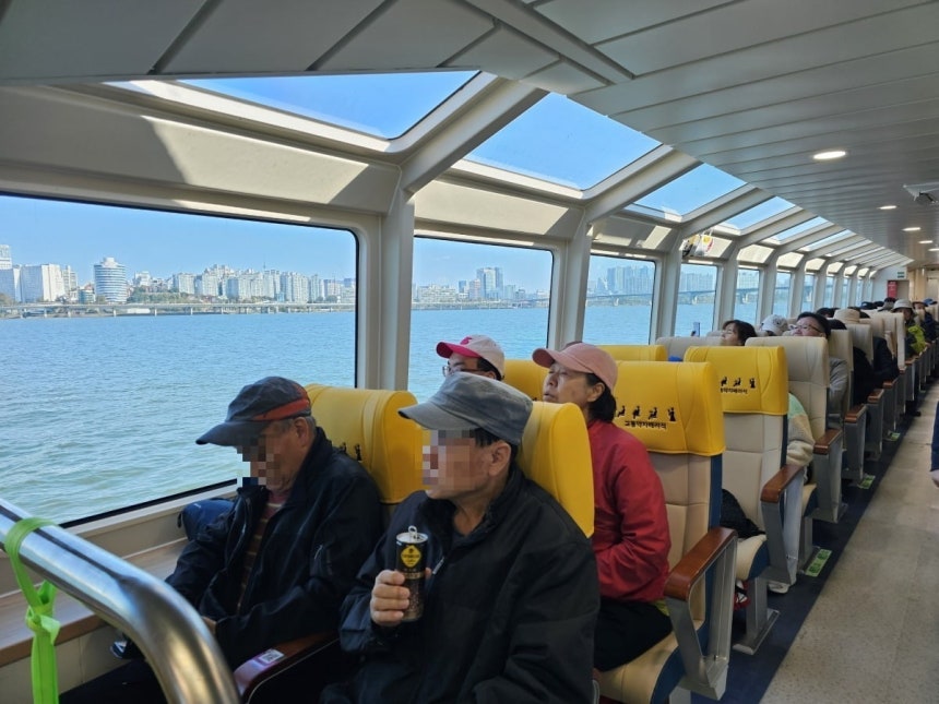 1일 한강버스에 탑승한 시민들이 창밖 풍경을 바라보며 커피를 마시는 등 여유를 즐기고 있다. 권용훈 기자