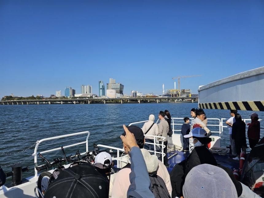1일 오후 시민들이 한강버스 갑판 위에 모여 마포구과 여의도 일대 풍경을 바라보며 사진을 찍고 있다. 권용훈 기자