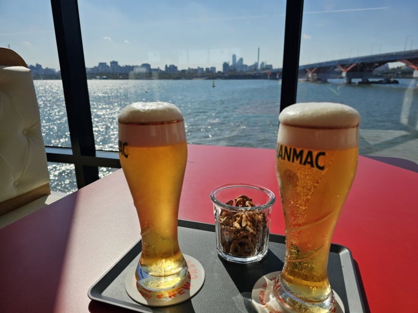 1일 마곡 선착장 2층 카페에서 한 시민이 주문한 생맥주 두 잔이 한강을 배경으로 놓여 있다. 권용훈 기자