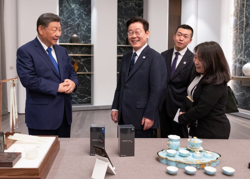 시진핑 '<b>샤오미폰</b>' 선물에…李대통령 "<b>통신보안</b> 되나요" <b>농담</b>
