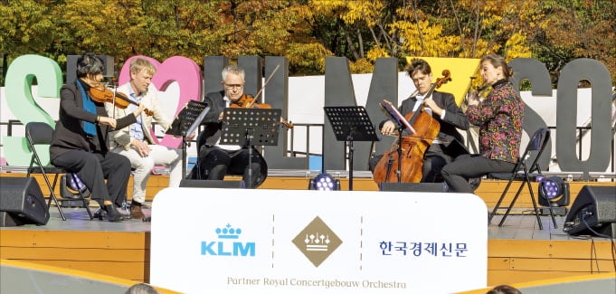 서울광장에 깜짝 등장한 RCO…아리랑 연주에 환호 쏟아졌다