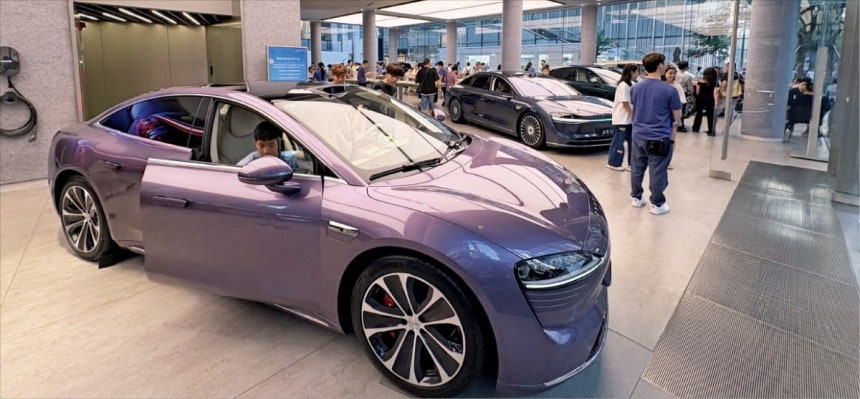 화웨이 중국 선전 매장은 화웨이 운영체제(OS)를 탑재한 다양한 전기차로 가득했다. /선전=신정은 기자