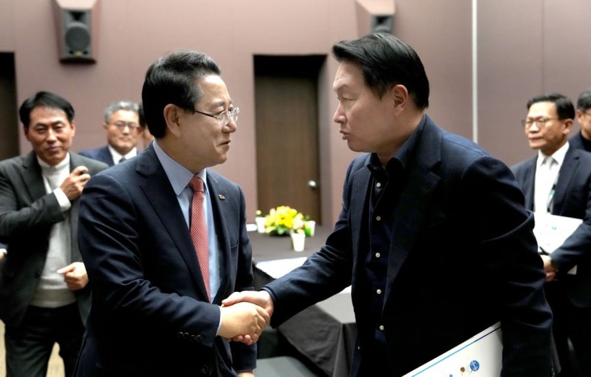 김영록 전남지사(왼쪽)가 3일 서울 코엑스 오픈미팅룸에서 최태원 SK그룹 회장과 만나 인사하고 있다. 전라남도 제공