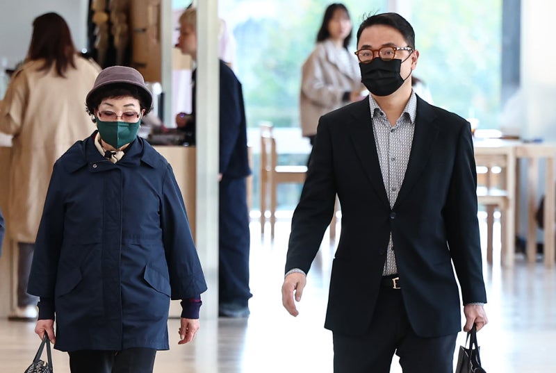 [속보] <b>김건희 모친</b>·오빠 동시 <b>특검</b> 출석…국고손실 피의자