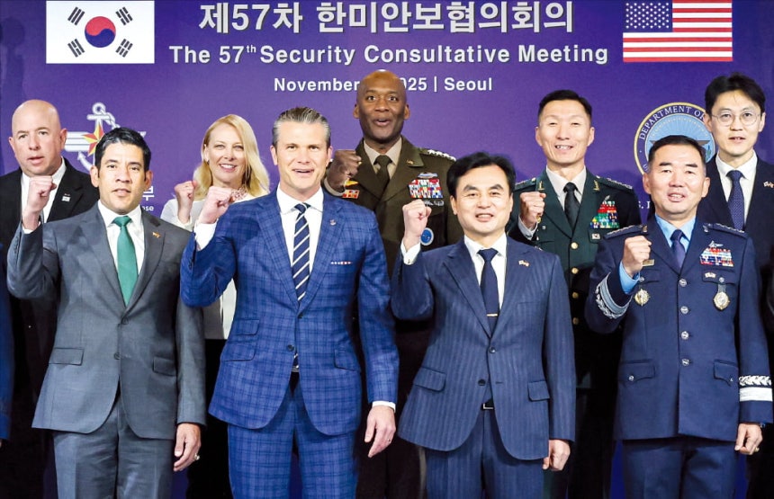안규백 국방부 장관(왼쪽 세 번째)과 피터 헤그세스 미국 전쟁부(국방부) 장관(두 번째)이 4일 용산 국방부 청사에서 제57차 한미안보협의회의(SCM)에 앞서 주요 참석자들과 기념
