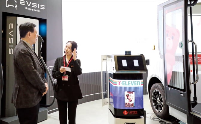 '日모빌리티 쇼' 간 신동빈, 롯데 부스 일일이 점검