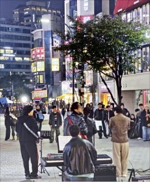 "홍대보다 뜨겁다"…신촌 버스킹 '화려한 부활'
