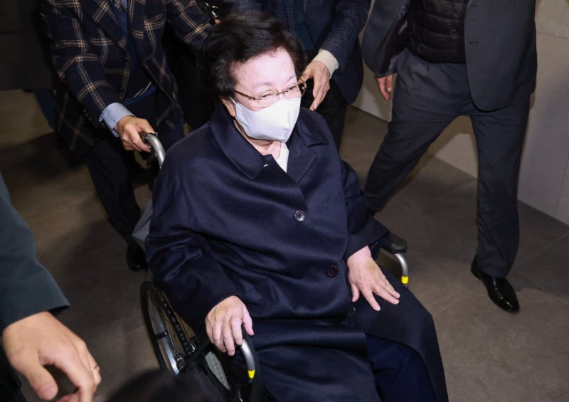 [속보] '<b>금거북이 매관매직</b>' <b>이배용</b> 전 국교위원장 특검 출석